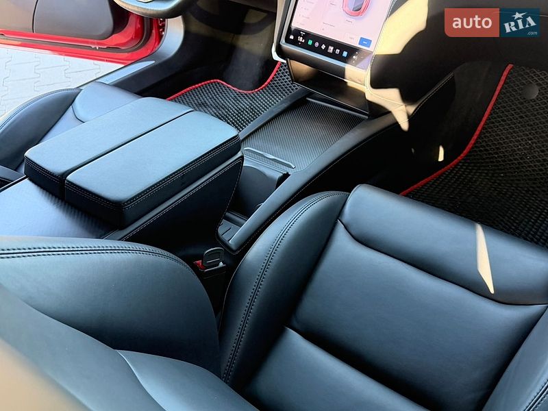 Лифтбек Tesla Model S 2020 в Умани