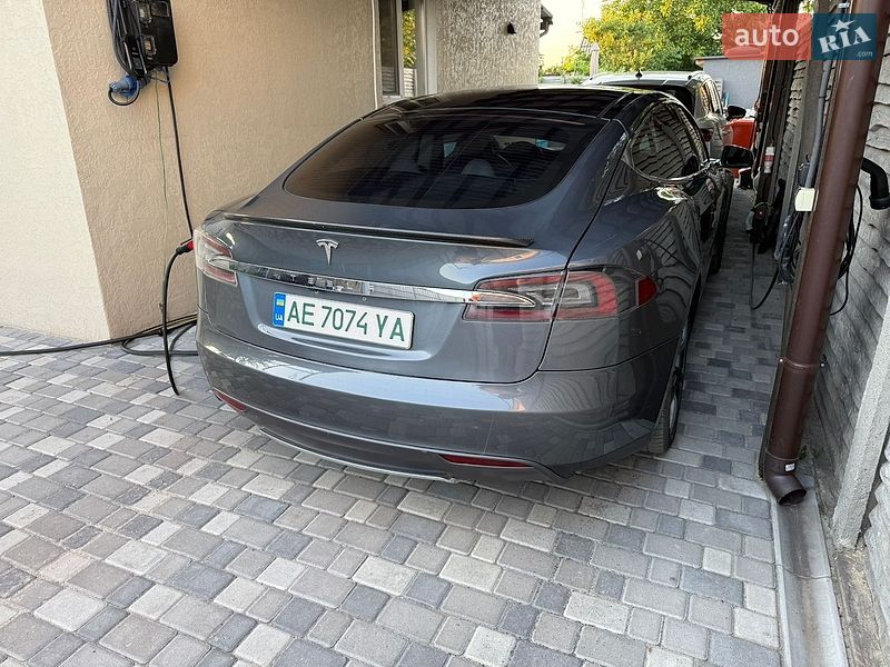 Лифтбек Tesla Model S 2013 в Каменском