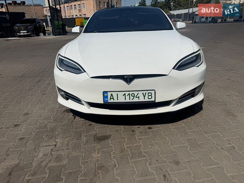 Tesla Model S, photos from the listing