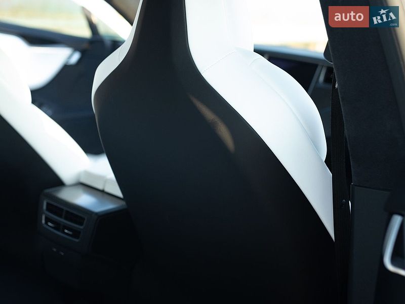 Ліфтбек Tesla Model S 2018 в Дніпрі фото 18 Ліфтбек Tesla Model S 2018 в Дніпрі