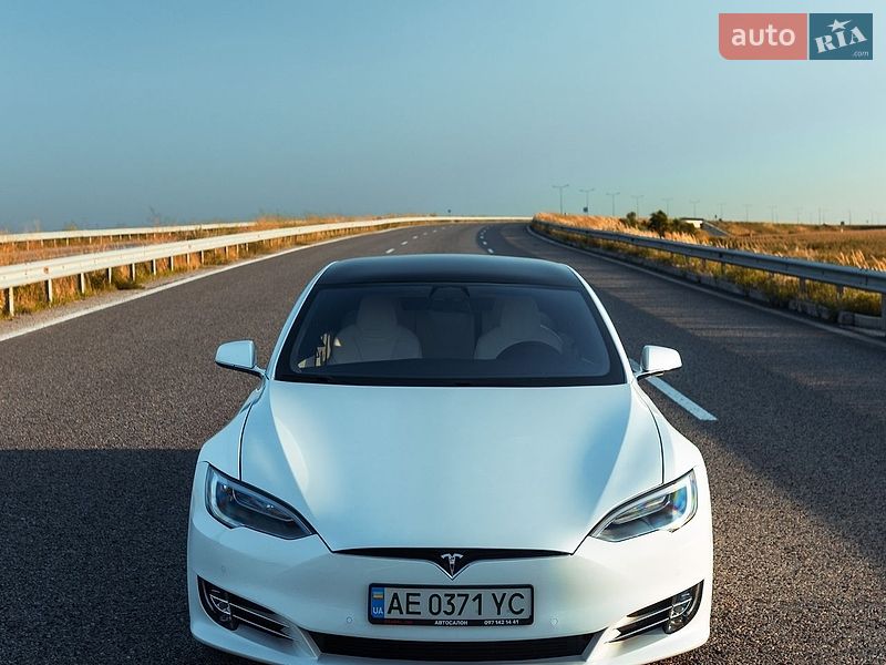 Ліфтбек Tesla Model S 2018 в Дніпрі фото 33 Ліфтбек Tesla Model S 2018 в Дніпрі