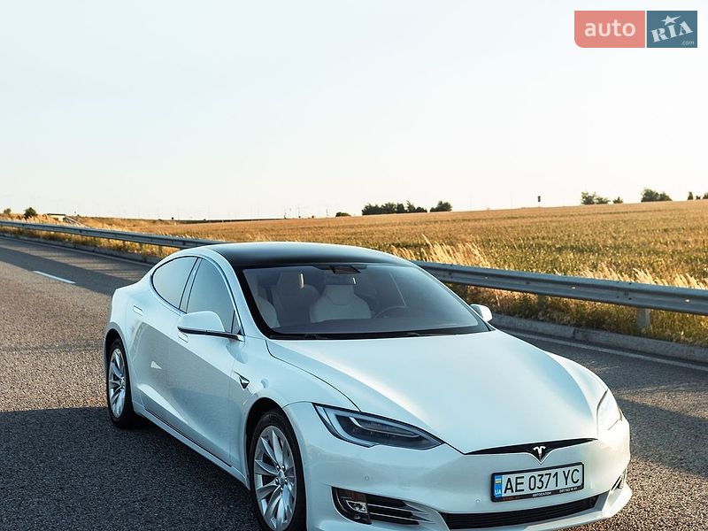 Ліфтбек Tesla Model S 2018 в Дніпрі фото 35 Ліфтбек Tesla Model S 2018 в Дніпрі