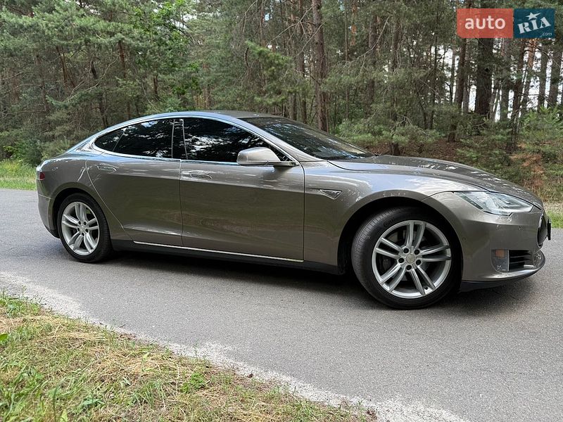 Ліфтбек Tesla Model S 2015 в Києві
