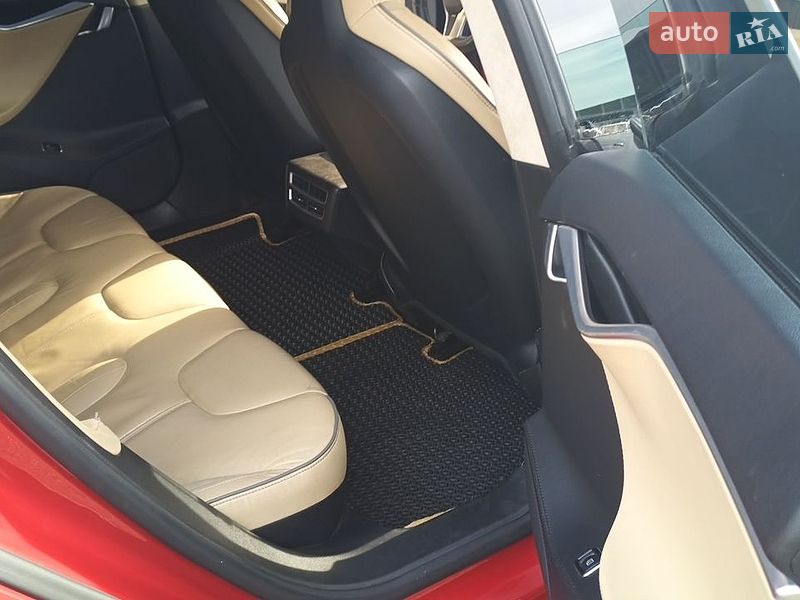 Лифтбек Tesla Model S 2013 в Львове