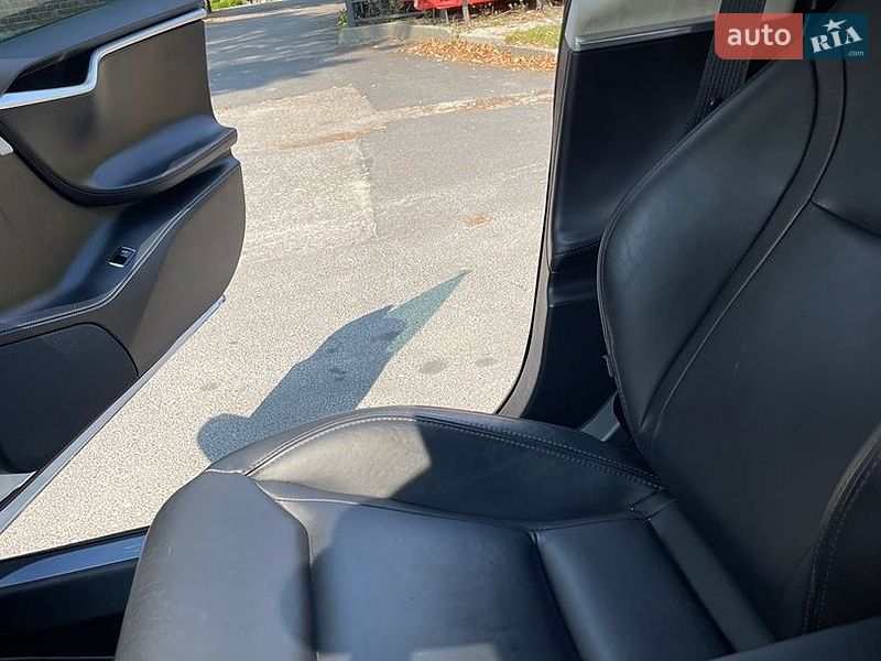 Ліфтбек Tesla Model S 2016 в Житомирі