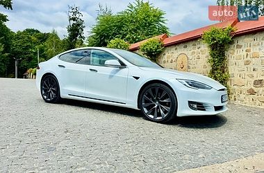 Лифтбек Tesla Model S 2019 в Черновцах
