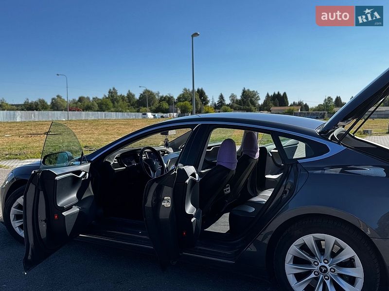 Лифтбек Tesla Model S 2016 в Львове