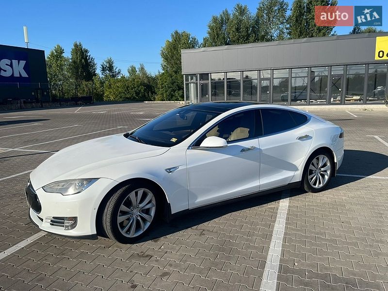 Tesla Model S 2015