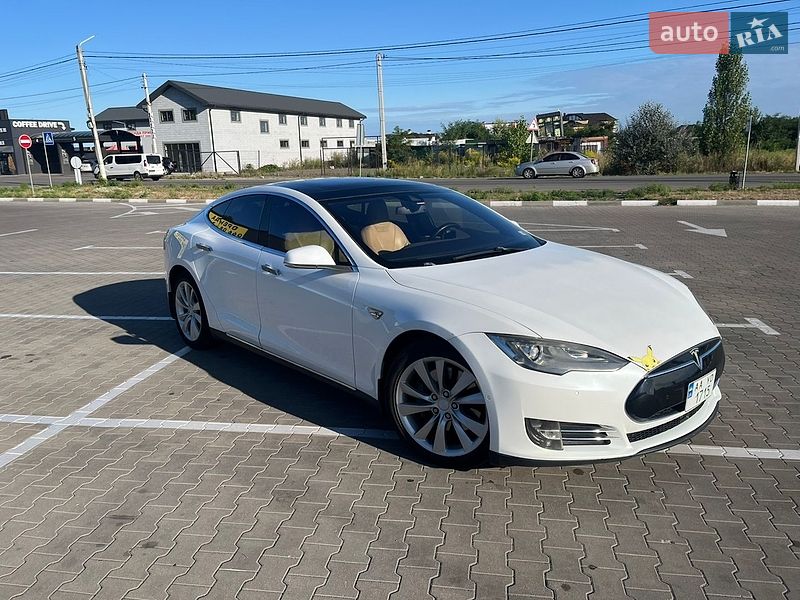 Лифтбек Tesla Model S 2015 в Киеве
