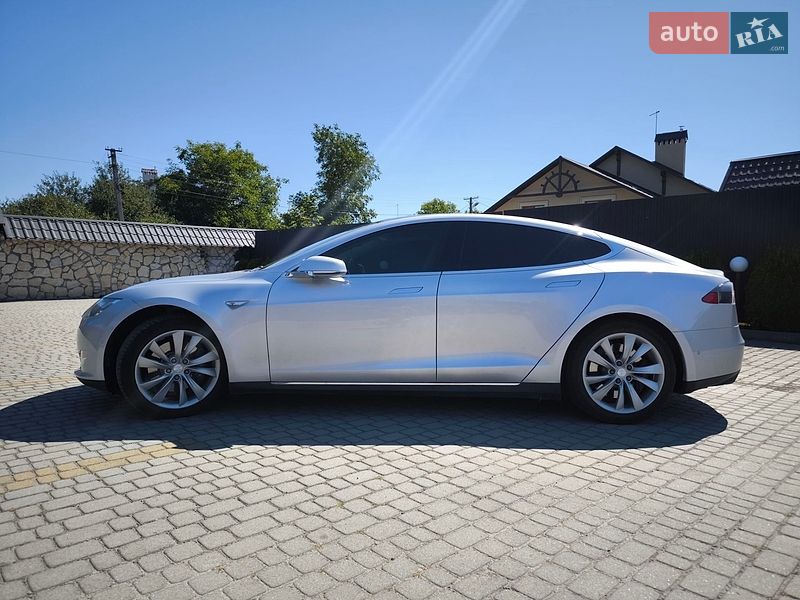Лифтбек Tesla Model S 2014 в Львове Лифтбек Tesla Model S 2014 в Львове