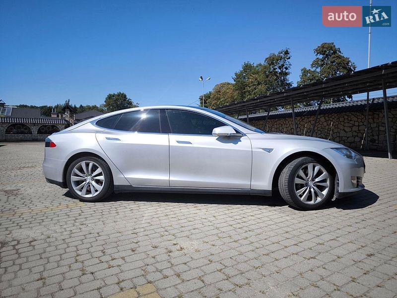 Ліфтбек Tesla Model S 2014 в Львові