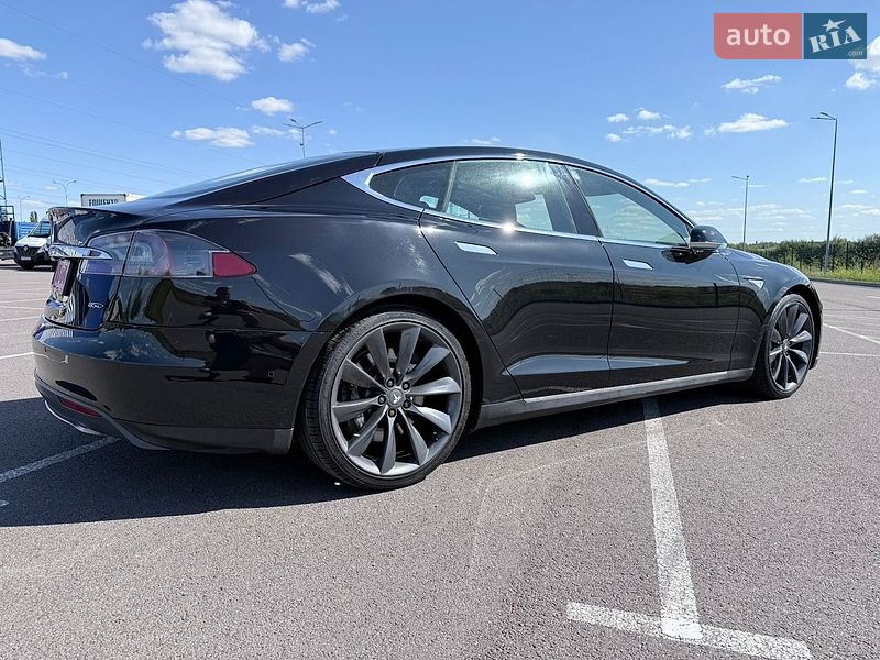 Лифтбек Tesla Model S 2015 в Ровно