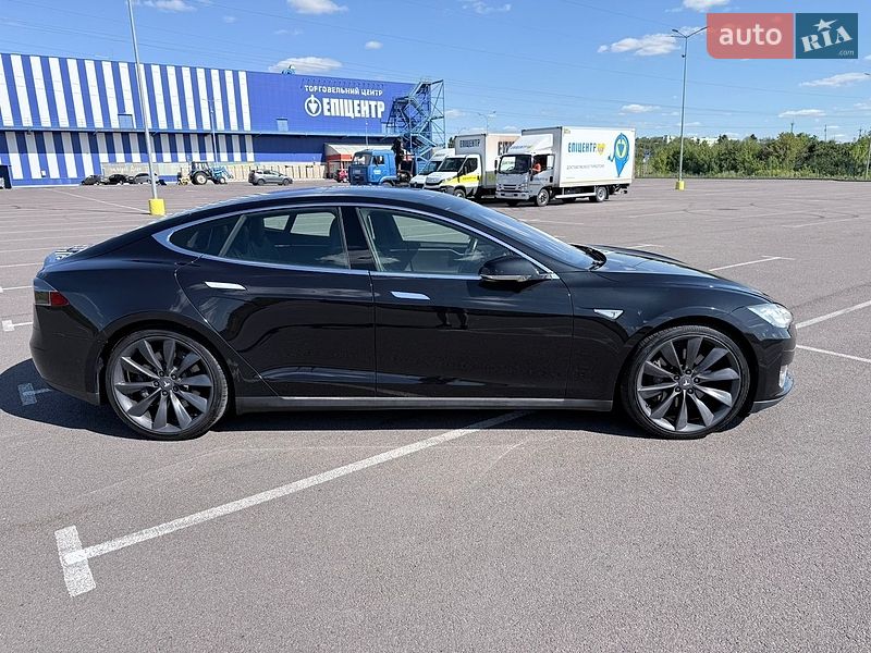 Лифтбек Tesla Model S 2015 в Ровно
