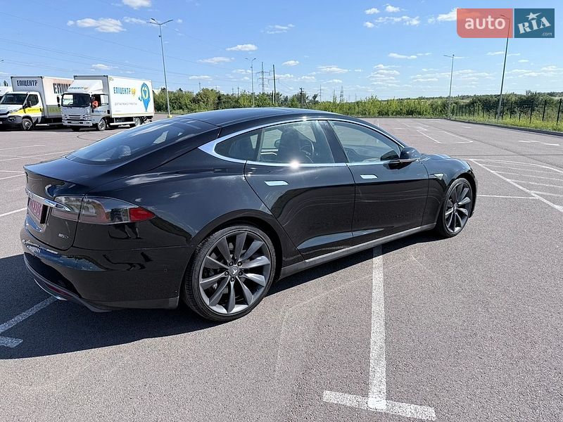 Лифтбек Tesla Model S 2015 в Ровно