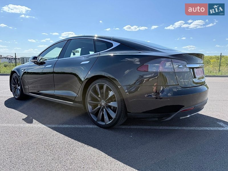 Лифтбек Tesla Model S 2015 в Ровно