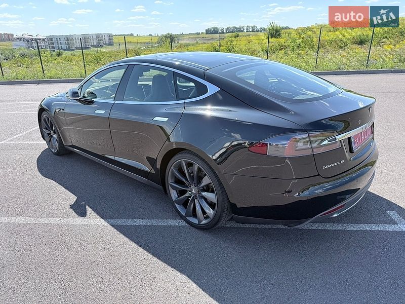 Лифтбек Tesla Model S 2015 в Ровно