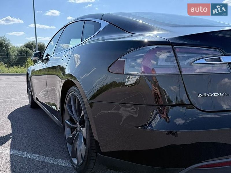 Лифтбек Tesla Model S 2015 в Ровно