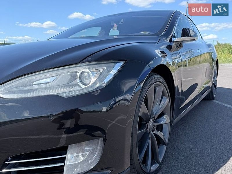 Лифтбек Tesla Model S 2015 в Ровно