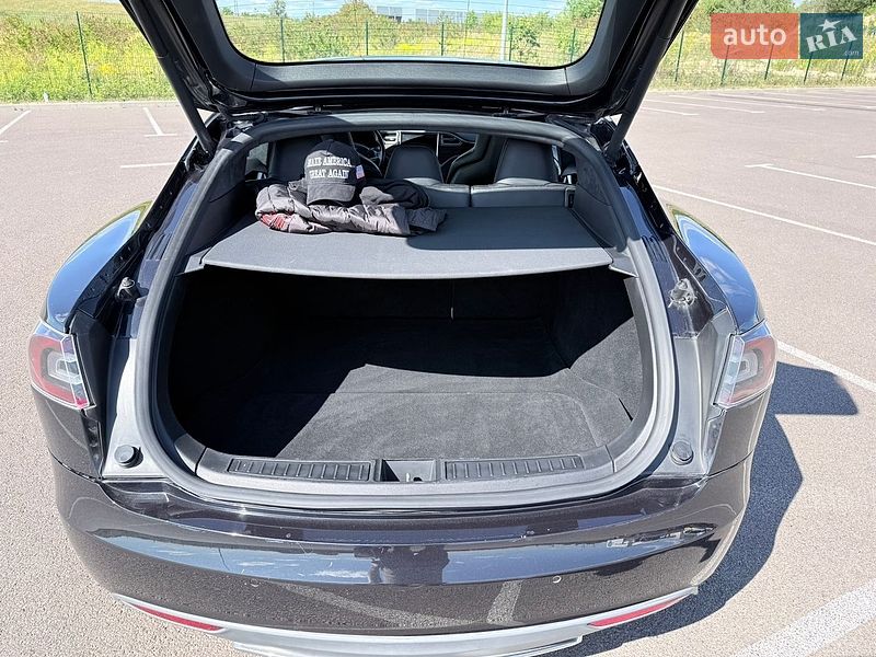 Лифтбек Tesla Model S 2015 в Ровно