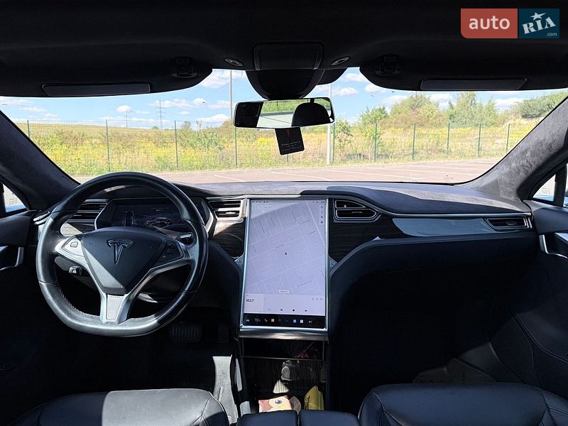 Лифтбек Tesla Model S 2015 в Ровно