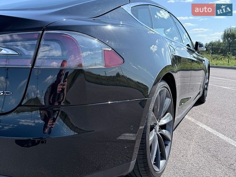 Лифтбек Tesla Model S 2015 в Ровно