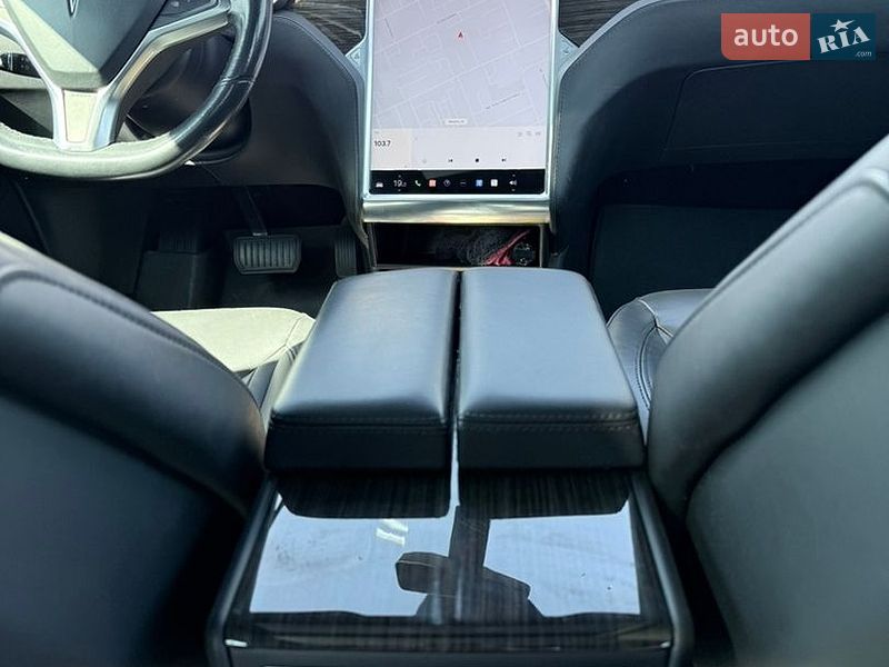 Лифтбек Tesla Model S 2015 в Ровно