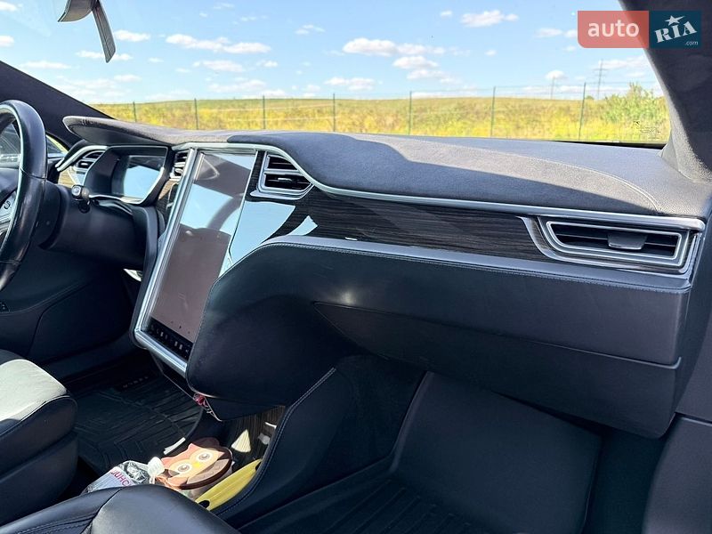 Лифтбек Tesla Model S 2015 в Ровно