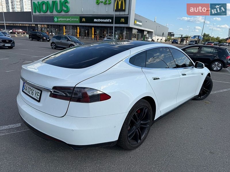 Лифтбек Tesla Model S 2015 в Киеве
