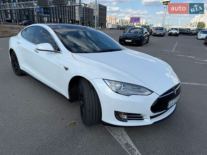 Лифтбек Tesla Model S 2015 в Киеве