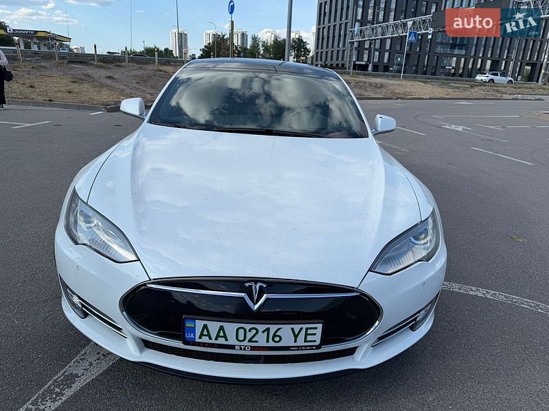 Лифтбек Tesla Model S 2015 в Киеве