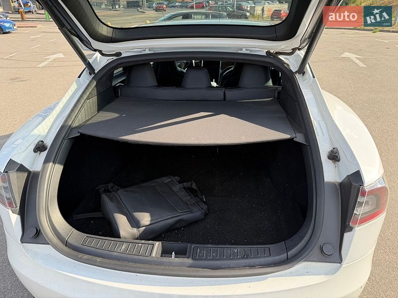 Лифтбек Tesla Model S 2015 в Киеве