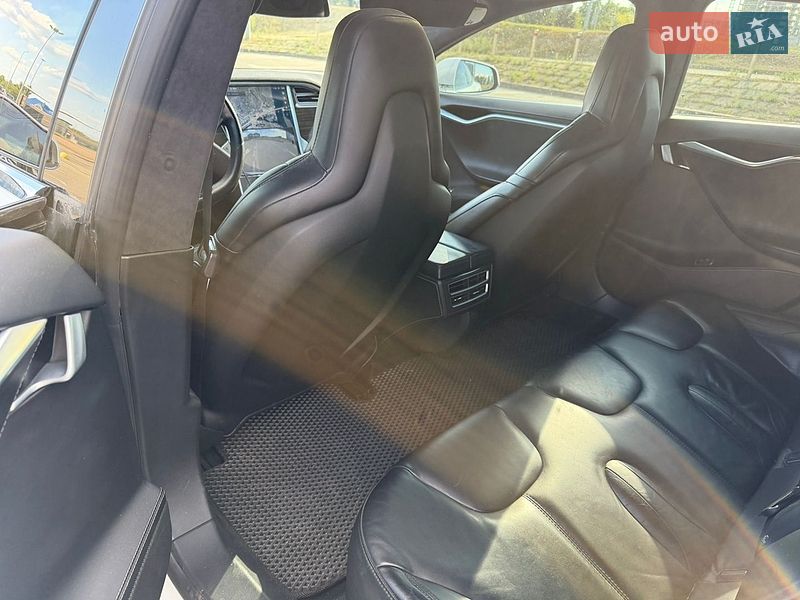 Лифтбек Tesla Model S 2015 в Киеве