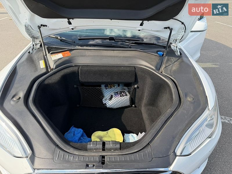 Лифтбек Tesla Model S 2015 в Киеве