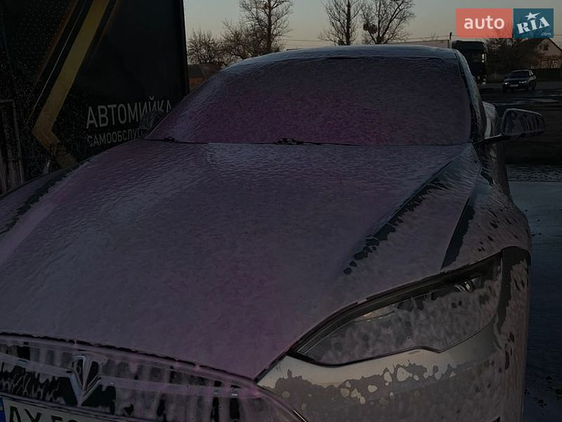 Ліфтбек Tesla Model S 2013 в Валках
