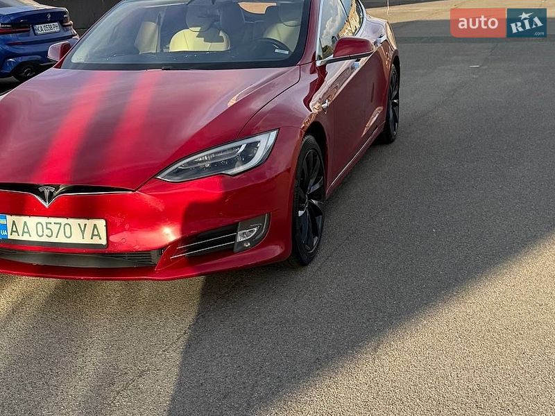 Лифтбек Tesla Model S 2018 в Киеве