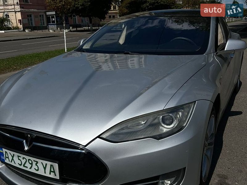 Ліфтбек Tesla Model S 2013 в Валках