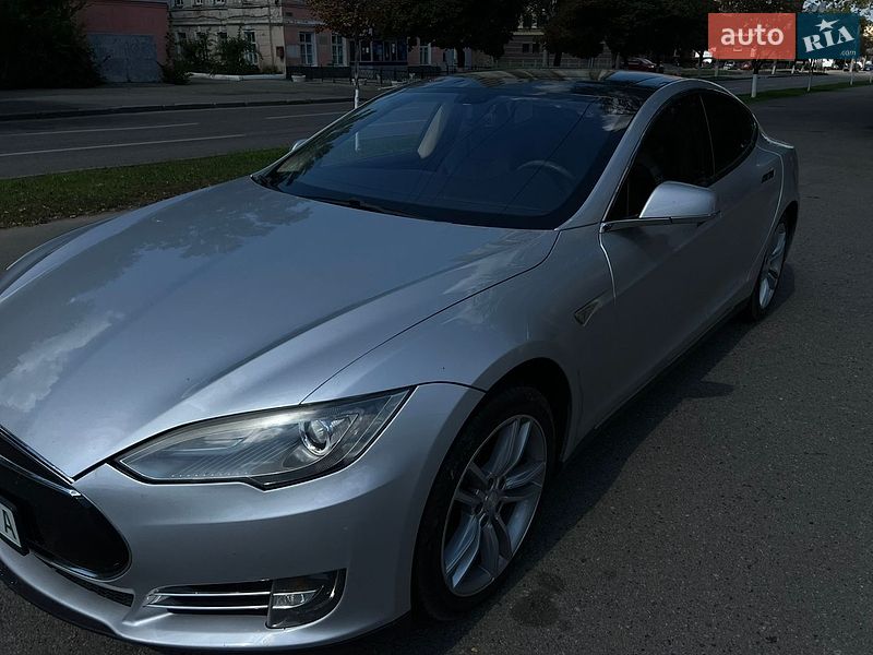 Ліфтбек Tesla Model S 2013 в Валках