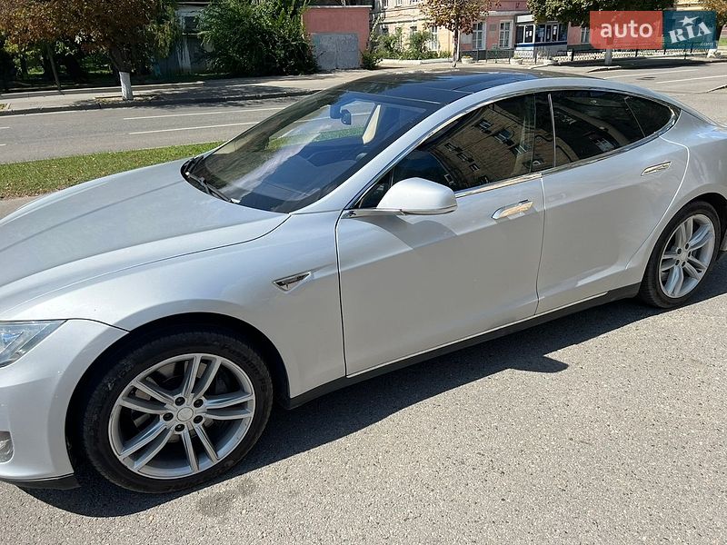 Ліфтбек Tesla Model S 2013 в Валках
