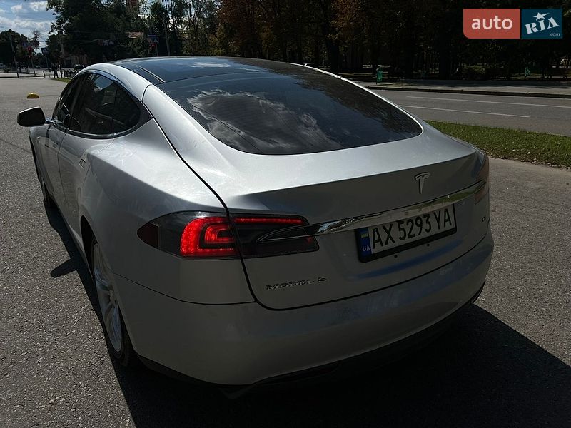 Ліфтбек Tesla Model S 2013 в Валках