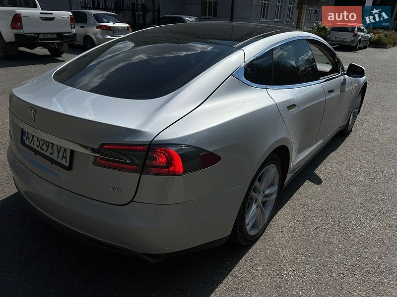 Ліфтбек Tesla Model S 2013 в Валках
