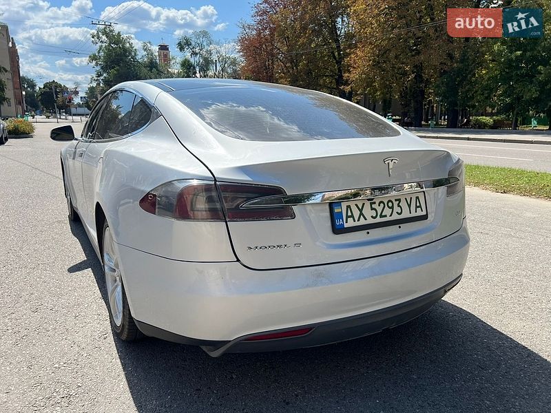 Ліфтбек Tesla Model S 2013 в Валках