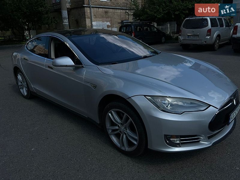 Ліфтбек Tesla Model S 2013 в Валках
