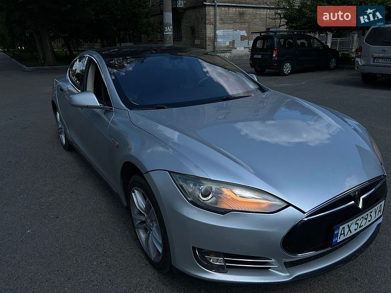 Ліфтбек Tesla Model S 2013 в Валках