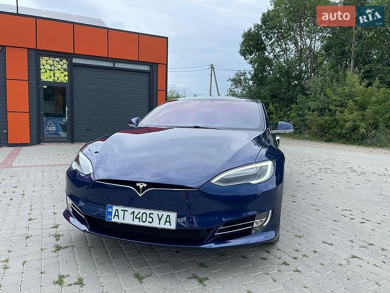 Ліфтбек Tesla Model S 2017 в Снятині