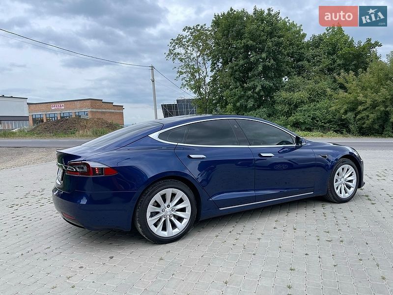 Ліфтбек Tesla Model S 2017 в Снятині