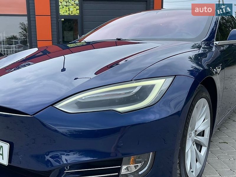 Ліфтбек Tesla Model S 2017 в Снятині