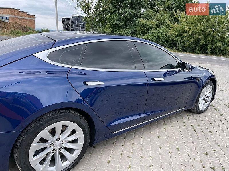 Ліфтбек Tesla Model S 2017 в Снятині