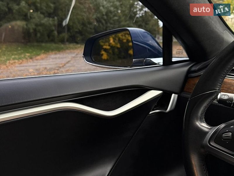 Ліфтбек Tesla Model S 2017 в Снятині