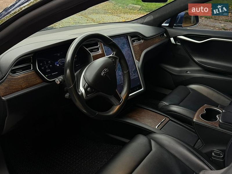 Ліфтбек Tesla Model S 2017 в Снятині