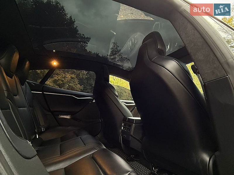 Ліфтбек Tesla Model S 2017 в Снятині